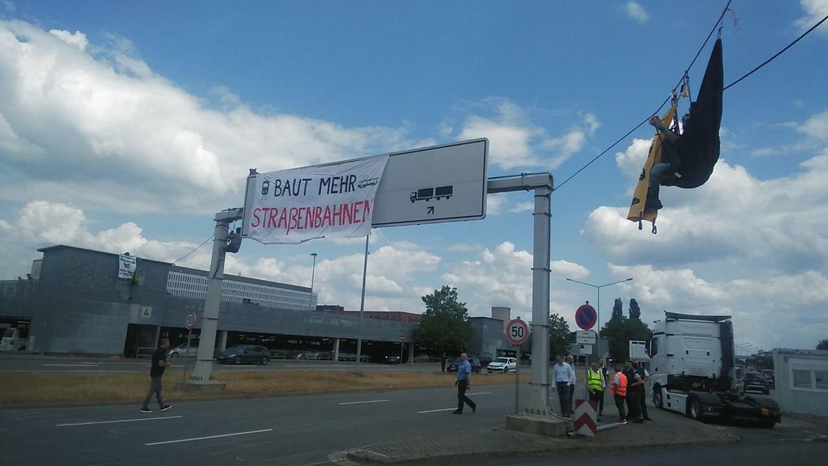 aktion_autofrei's tweet photo. Blockade steht!
Wir laden alle Mitarbeiter*innen herzlich ein in der Nordstraße vorbeizukommen um mit uns gemeinsam darüber zu diskutieren wie wir den @VW - Umbau gestalten können!
Unser Vorschlag: "Baut mehr Straßenbahnen"
#BlockVW #VWUmbauen #TransformVW #Vergesellschaftung https://t.co/ufKLVsLebZ