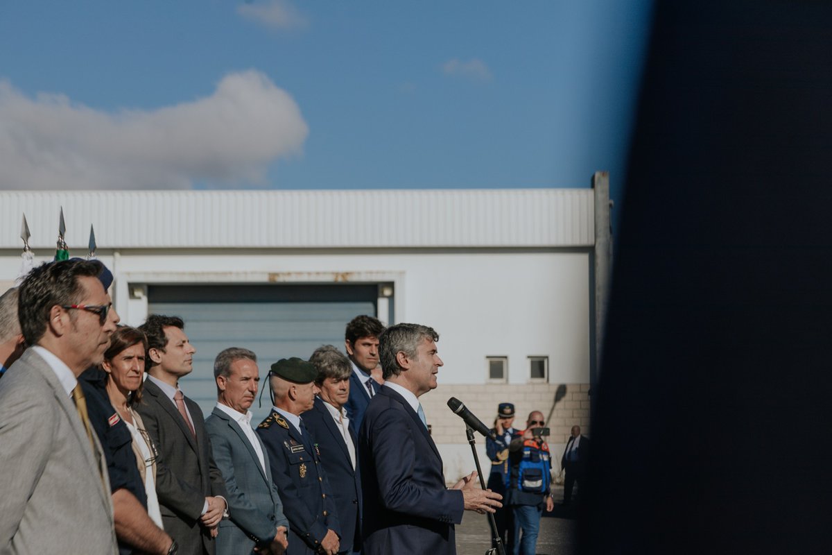 ambiente_pt's tweet photo. O #SECNF, João Paulo Catarino, esteve hoje com o #MAI, @jl_carneiro, na partida da Força Operacional Conjunta com 140 elementos que vai ajudar a combater incêndios no 🇨🇦. Com @ProteccaoCivil, @ICNF, @GNRepublicana, Bombeiros e @INEMtwitting. https://t.co/823zS6gjo8