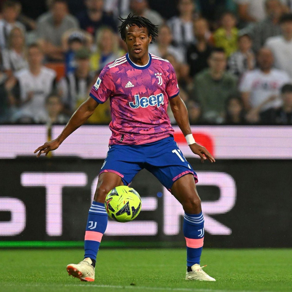 Fenerbahçe; Juventus ile sözleşmesi Haziran ayı sonunda bitecek olan 35 yaşındaki Kolombiyalı sağ kanat Juan Cuadrado'yu kadrosuna katmak istiyor. (La Gazzetta dello Sport) #Fenerbahçe #Juventus #JuanCuadrado #transfergelişmesi #transfergundemi #transfergunlugu #transferhattı