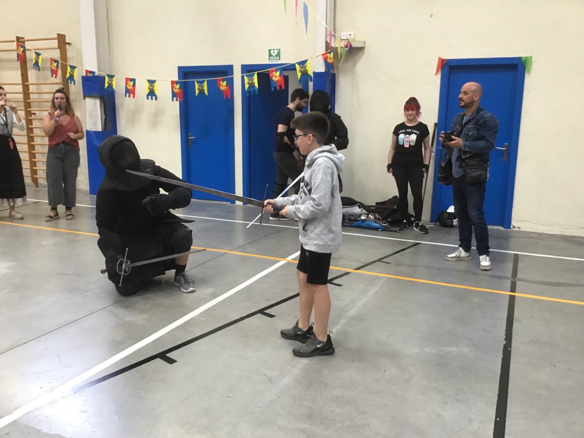 Atzo, DBH 2 mailakoek antolatutako ERDI AROKO ERAKUSKETAra hurbildu ginan. Zenbat gauza interesgarri ikusi genduazan; batzuk praktikatzen animatu ziran ere. Eginiko lanagaitik ZORIONAK neska-mutilak eta irakasleak !!!