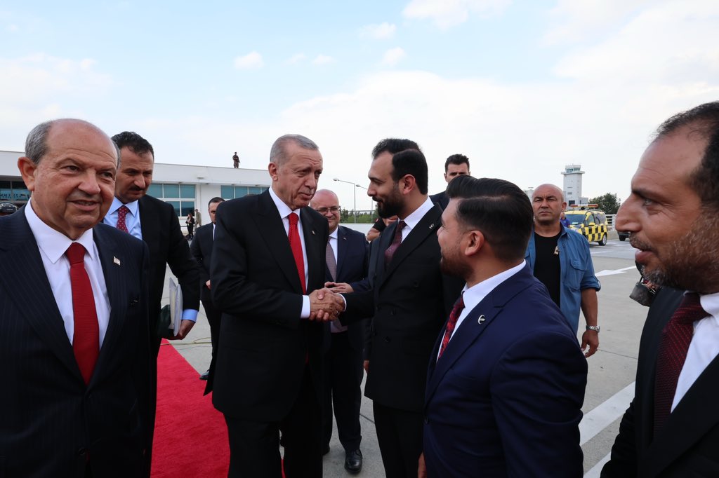 sanverdifadl's tweet photo. Sayın Cumhurbaşkanımız ilk ziyaretini Kuzey Kıbrıs Türk Cumhuriyeti’ne gerçekleştirdi. 
Bu ziyaret inanıyorum ki Kuzey Kıbrıs Türk Cumhuriyeti’nin tanınması yönünde ciddi bir mesaj içeriyor. 

Bizler bu ziyarette liderimizi karşılayarak hem hayırlı olsun dileklerimizi hemde teşekkürlerimizi ilettik.

Aynı zamanda Kıbrısımızın manevi önderi Hala Sultan validemizin meftun olduğu, Larnaka’da bulunan Hala Sultan Tekkesinin el oyması işlemesini Sayın Cumhurbaşkanımıza takdim etmenin mutluluğunu yaşadım. 

Cumhurbaşkanımızın liderliğinde, Güçlü Türkiye, Güçlü KKTC düsturuyla çalışmaya devam 🇹🇷