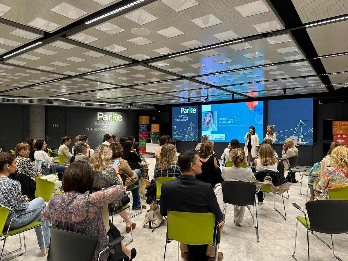 Comenzamos nuestra jornada de networking organizada por AED con la bienvenida de nuestra presidenta <a href="/mach_iturbe/">isabel iturbe mach</a> y la presentación de <a href="/CandelaPalazon/">Candela Palazón</a> sobre la comunicación persuasiva🔊

#Networkingmujeres  #ComunicaciónPersuasiva #JornadaDeNetworking #CandelaPalazón