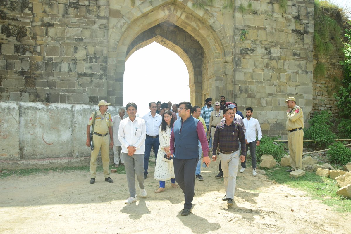 diosamba1's tweet photo. DC Samba conducted a comprehensive review & inspection of the ongoing development project at the historic MahoregarhFort today. The visit aimed to assess the progress made & ensure the project's timely completion.
#SambaDevelops #MahoregarhFort
#DCSamba
@diprjk
@Abhi1shrma https://t.co/3Gm0IHZTTE