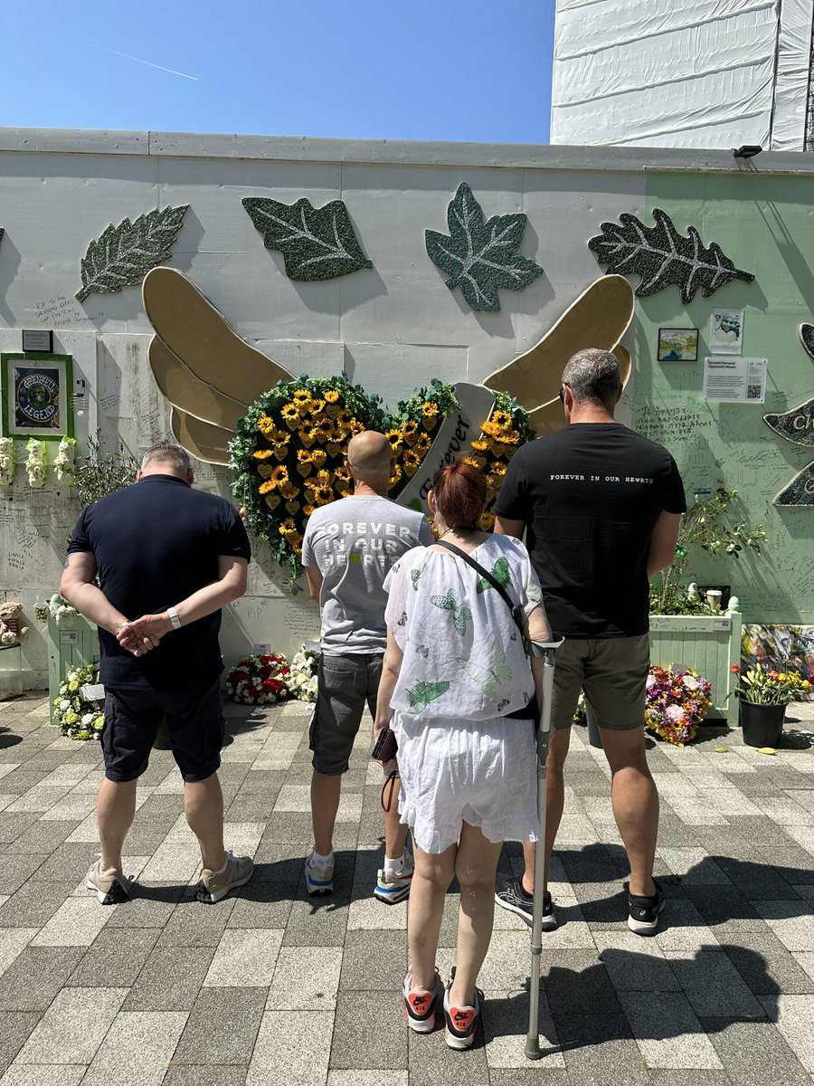 fbunational's tweet photo. 💚 FBU reps laid wreaths at the Grenfell Memorial Wall to pay respect to the 72 people who lost their lives.

💚 Forever in our hearts. https://t.co/dpiTQQhVMx