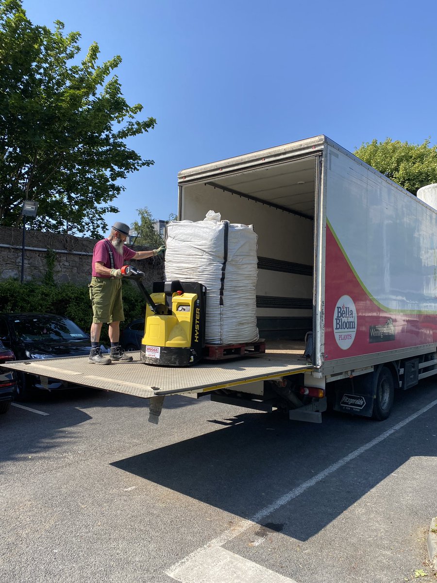 DifferenceDays's tweet photo. All set for @IrishDistillers team of 220 to create wellness gardens @stjamesdublin #ResponsibAllDay #IrishDistillers
#goodtimeshoodplace #differencedays https://t.co/6RkEiduMUd