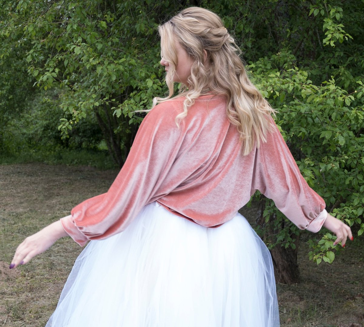 This puff sleeve bolero is available in all sizes and colours. Will be perfect for this summer's parties and weddings. #handmade #bridal #wedding #bridesmaids #velvet #80s etsy.com/listing/150250…