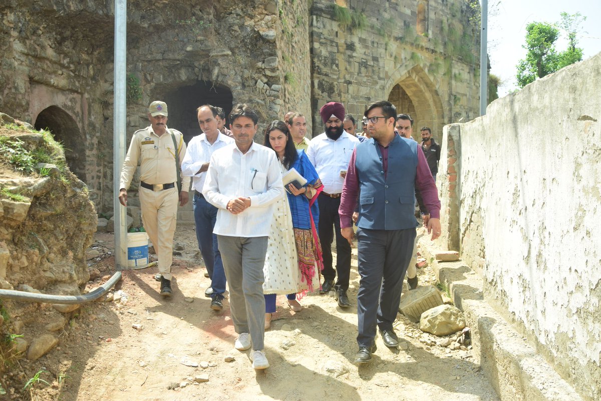 diosamba1's tweet photo. DC Samba conducted a comprehensive review & inspection of the ongoing development project at the historic MahoregarhFort today. The visit aimed to assess the progress made & ensure the project's timely completion.
#SambaDevelops #MahoregarhFort
#DCSamba
@diprjk
@Abhi1shrma https://t.co/3Gm0IHZTTE