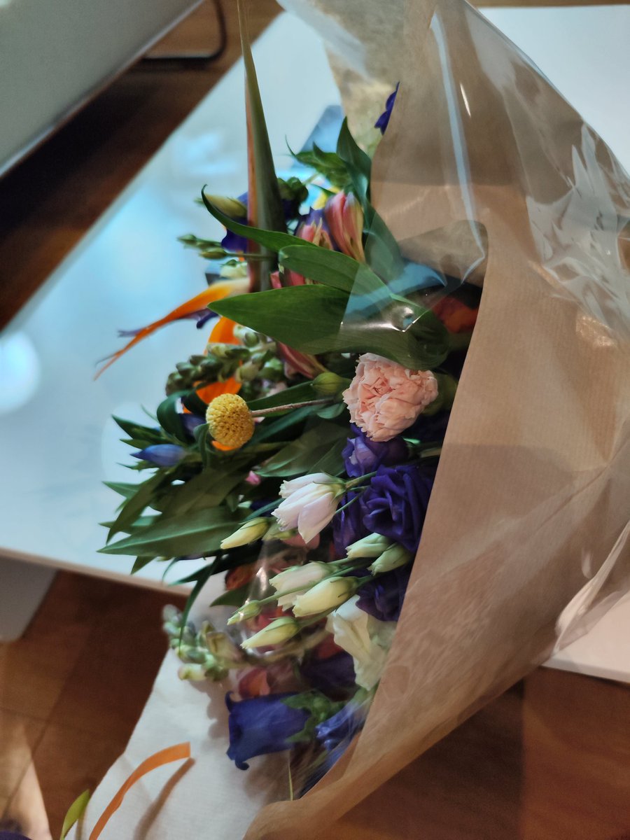 Soms zegt een bosje bloemen meer dan duizend woorden. 
Dus vandaag een bos bloemen gegeven aan @Stas_TD tijdens het gesprek. 

Na het financiële herstel nu tijd voor het emotionele herstel, dus dingen loslaten, verwerken en weer herstellen