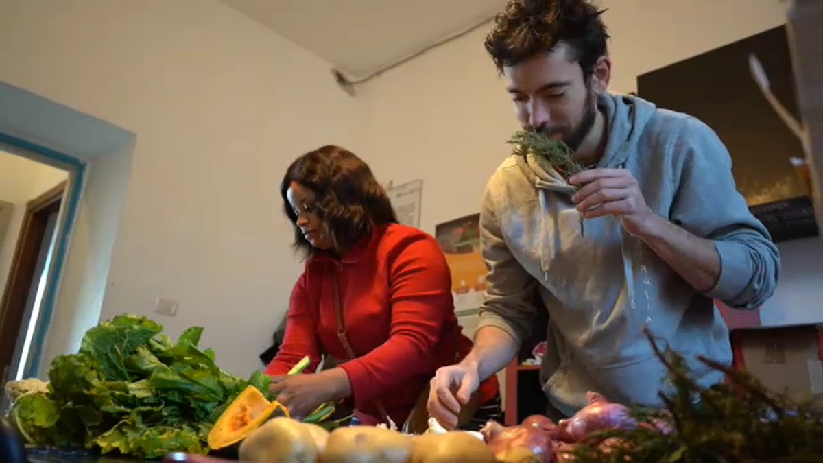 orasolaretv2000's tweet photo. #6luglio h 12.20
A L'#OraSolare la cucina di Giusina Battaglia e l'amore per la sua Sicilia
Lo chef @francoaliberti che ha lasciato cucine prestigiose per fare il papà
A Montetiffi gli artigiani del testo, teglia per piadina
A Torino recupero di cibo e inclusione di CibOfficina https://t.co/itXBtRtJUQ