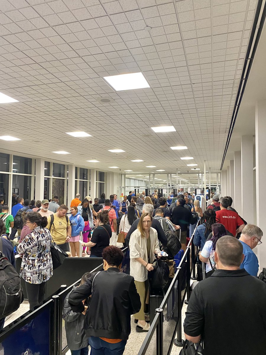 DrJhodge1906's tweet image. Better leave early in @iah . THIS is @TSA #precheck 🤣🤣. Be safe.