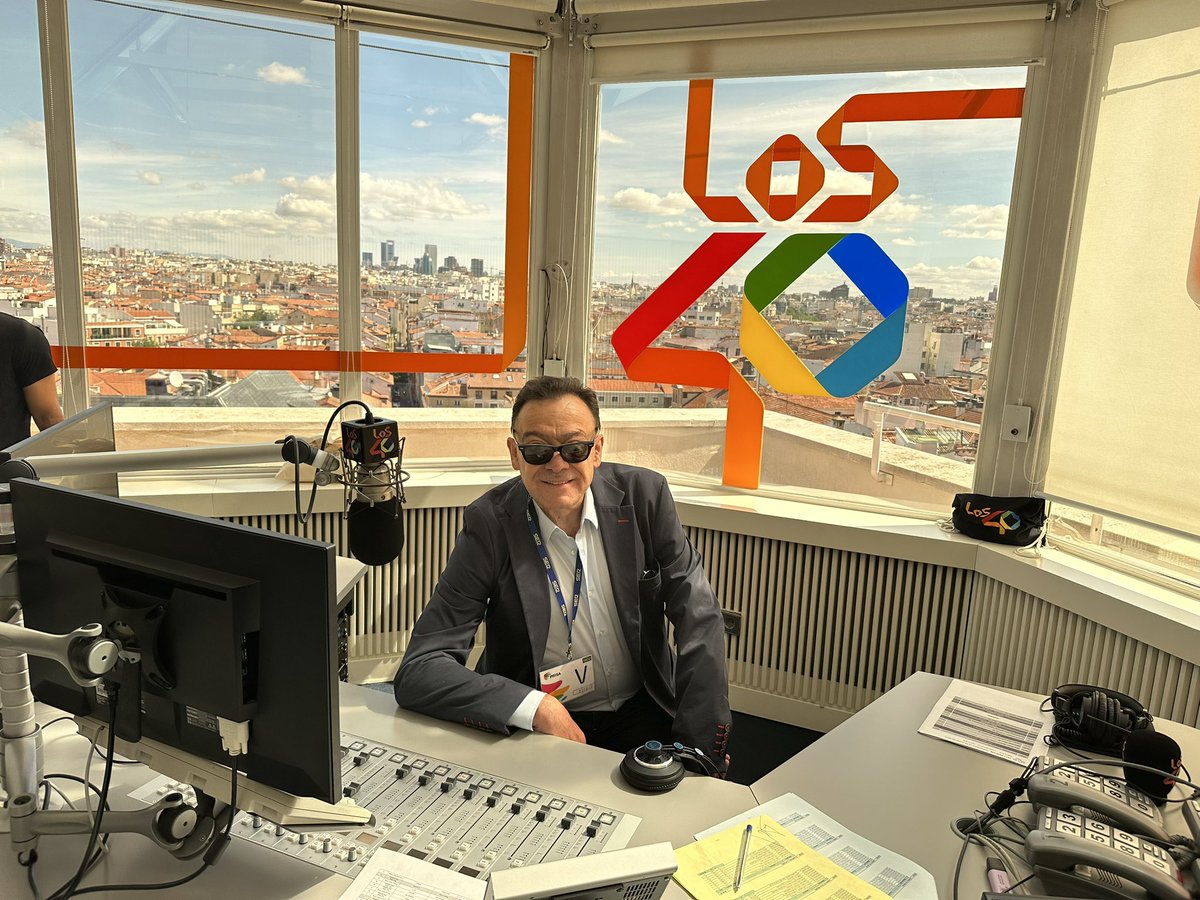 jaabellan's tweet photo. Y después de 32 años se cerró el circulo. He vuelto a 40 Principales ( de visita) con @JorgeSanchezFM . Gracias por todo. https://t.co/f78cXNxQyt