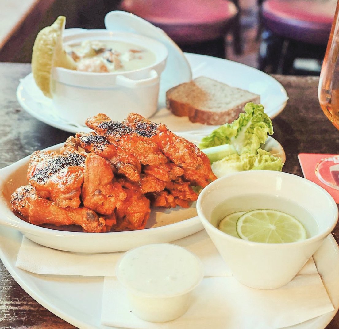 Wednesday Wings…you know you want them 🤗

Food served until 9pm

Come on in and refuel with us here in The Auld Dubliner today☘️

#theaulddubliner #theaulddublinerpub #templebar #dublin #dublinpubs #templebardublin #pints #midweektreat #chickenwings #wingswednesday #irishpub