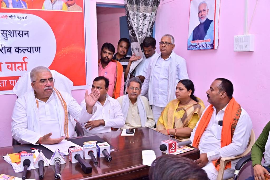 RakeshSachan_'s tweet photo. मा• प्रधानमंत्री श्री @NarendraModi जी के नेतृत्व में केन्द्र सरकार के स्वर्णिम 9 वर्ष पूर्ण होने के अवसर पर आज केंद्रीय कार्यालय-पुखरायां में प्रेस के साथियों को संबोधित किया। https://t.co/UrhF637Fam