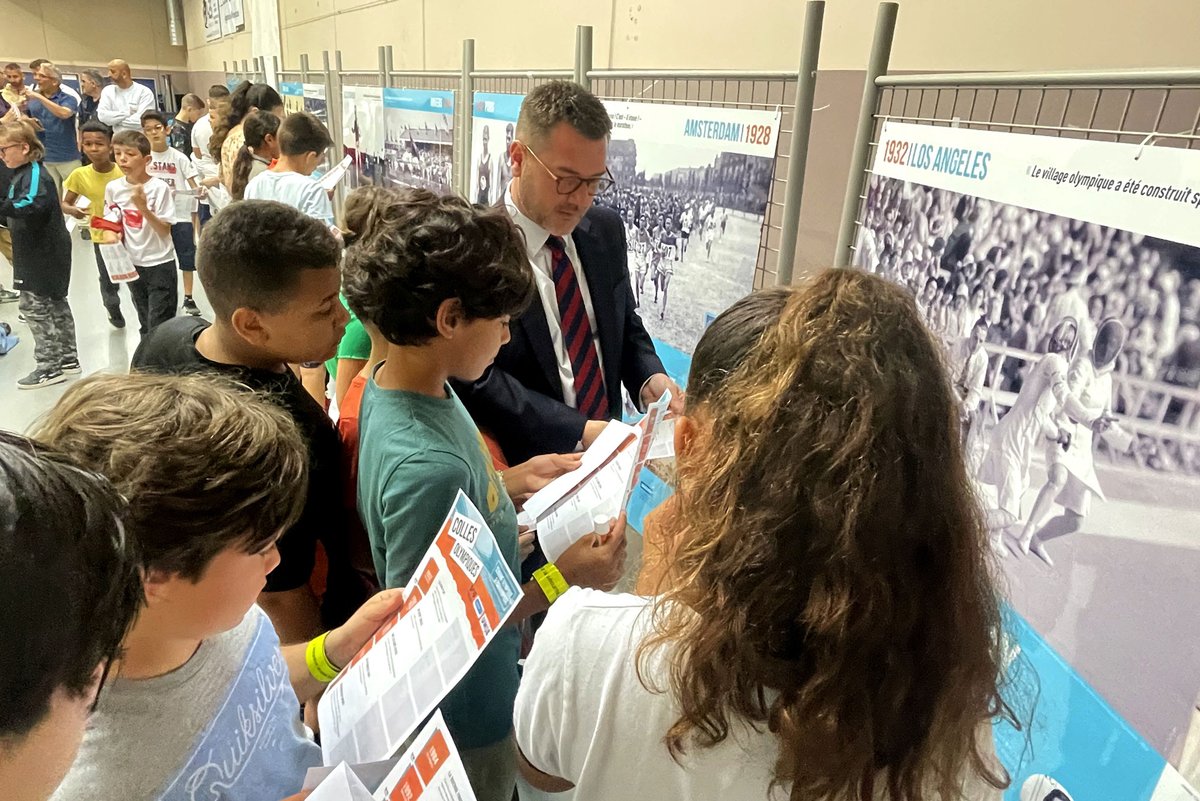 dsden04's tweet photo. #JO2024 Fiers d'accueillir dans le 04 l'expo "Histoire, Sport et Citoyenneté" présentée hier aux élèves des écoles #StLazare & #LesCombes de #Manosque
🙏 à la @VilledeManosque
✨125 ans d'histoire sportive et les valeurs de l'#olympisme à découvrir !
👉 https://t.co/KLBY18xAlu https://t.co/Fclq3kG7SE