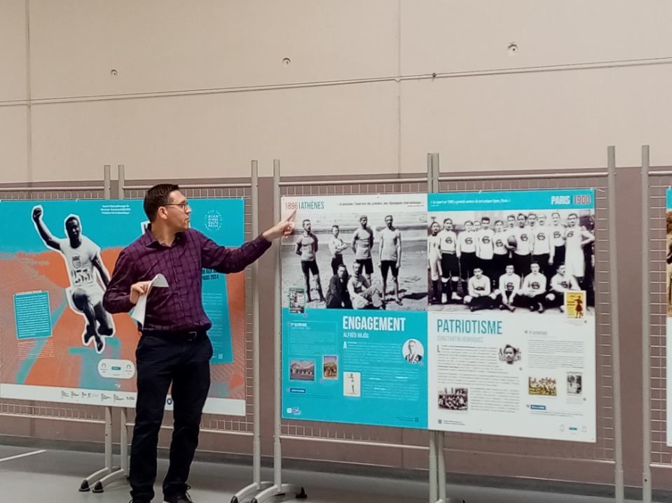 dsden04's tweet photo. #JO2024 Fiers d'accueillir dans le 04 l'expo "Histoire, Sport et Citoyenneté" présentée hier aux élèves des écoles #StLazare & #LesCombes de #Manosque
🙏 à la @VilledeManosque
✨125 ans d'histoire sportive et les valeurs de l'#olympisme à découvrir !
👉 https://t.co/KLBY18xAlu https://t.co/Fclq3kG7SE