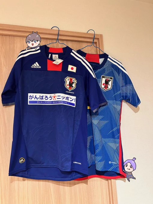 明日の杯、A代表で推し選手が決まってないisg担の友達には我が家にあるユニの中で唯一マーキングがないやつをお貸しして(記念品ゆえ使い道迷子で未開封だったから型が古い)私は奥ので応援じゃー 出張先から超重課金で駆け付けます友達は初観戦なんだけど頑張ってアテンドするー楽しいよ!