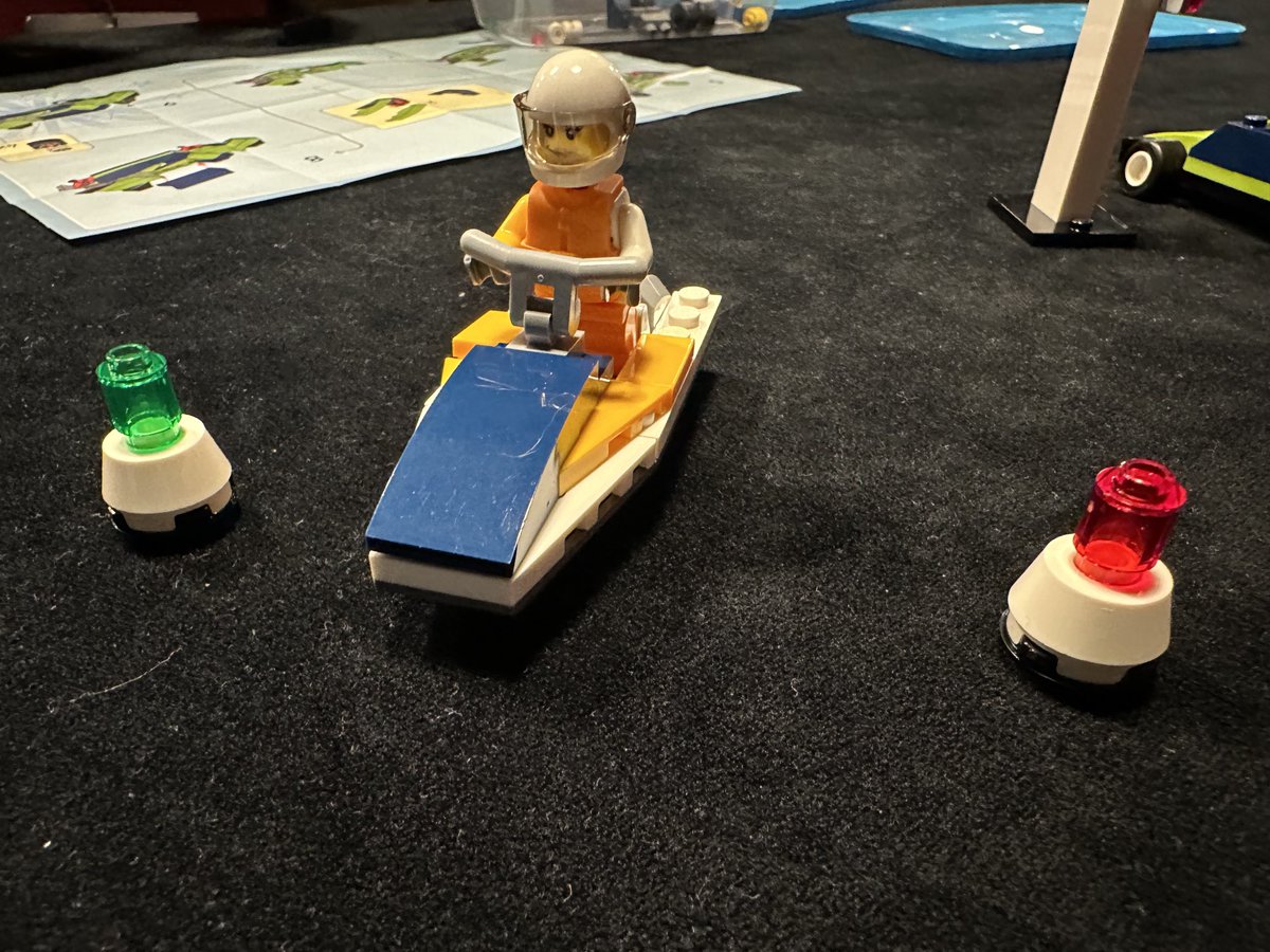 How do you make the Jet Ski more sustainable? Well, that is a complex problem for a team. Learning Cynefin with Legos at #XP2023 #agile ⁦<a href="/MartijnOost/">Martijn Oost</a>⁩