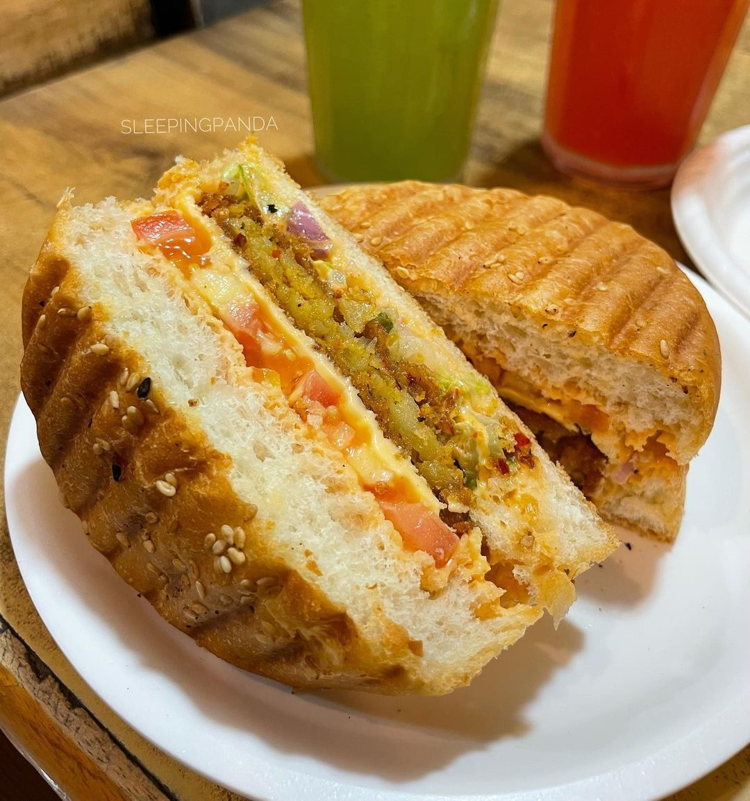 namo_sandwich's tweet photo. Good Food means HAPPY MOOD💙
#burger #cheesecake #mojito #namosandwich #indorecafe #indorecity #indorefood #indorediaries #franchise #franchiseopportunities #foodandbeverage #enjoylife #tastytreats https://t.co/pMYjsCdhZ9