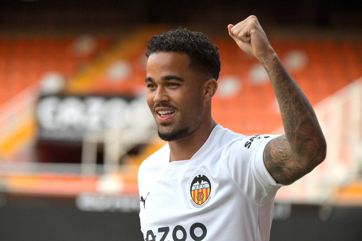Bournemouth are in advanced talks to sign Justin Kluivert from AS Roma. The proposal is for permanent transfer. 🍒 #transfers

Negotiations are progressing with Roma director Tiago Pinto who’s in England this week.