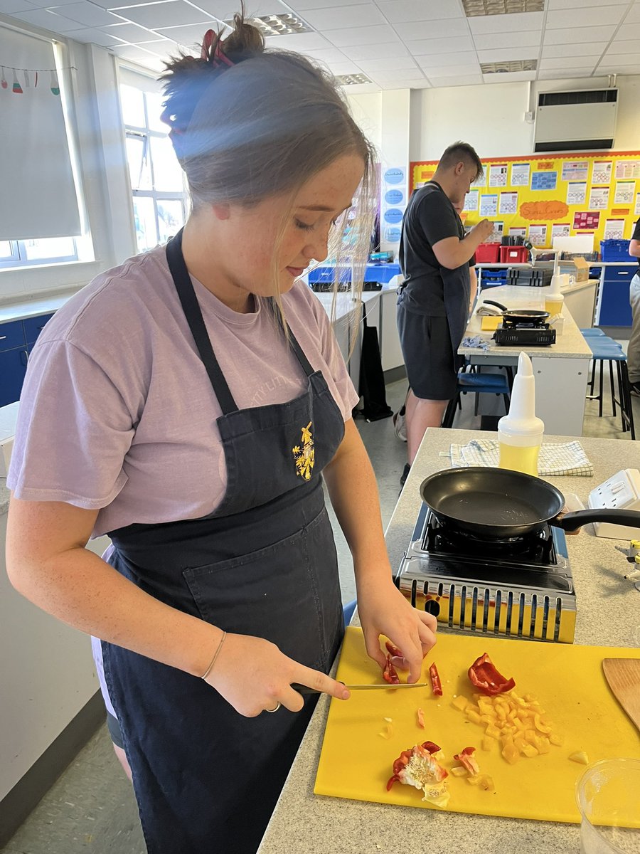 KirkhamGrammar's tweet photo. It’s almost lunchtime at #KirkhamGrammarSchool and the wonderful aromas coming from L8 are making everyone feel extremely hungry! #group6 #LifeSkillsDay #cookingskills #chickenfajitas https://t.co/ly6wYlGAq9