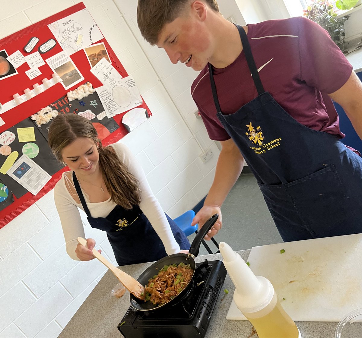 KirkhamGrammar's tweet photo. It’s almost lunchtime at #KirkhamGrammarSchool and the wonderful aromas coming from L8 are making everyone feel extremely hungry! #group6 #LifeSkillsDay #cookingskills #chickenfajitas https://t.co/ly6wYlGAq9