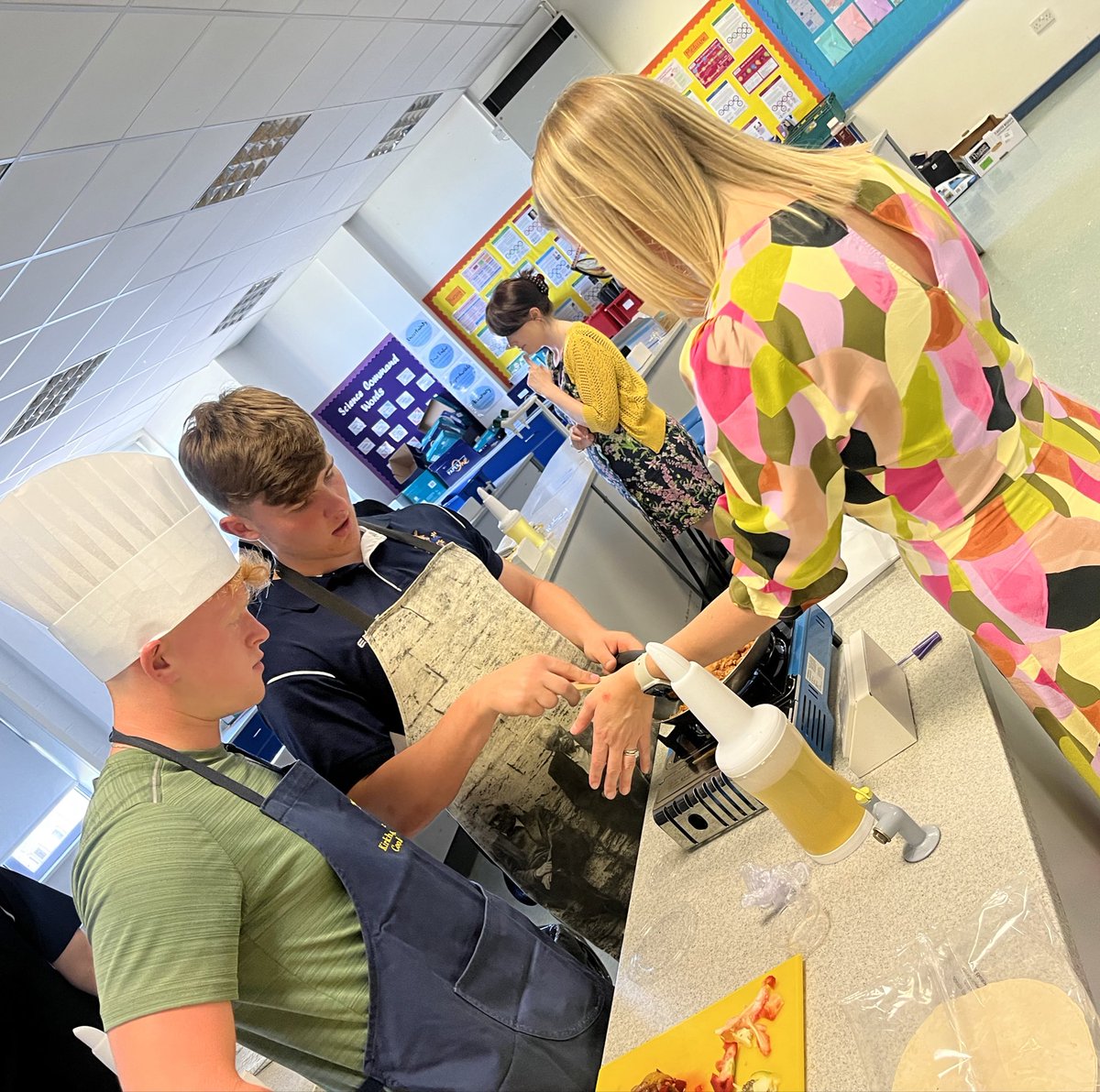 KirkhamGrammar's tweet photo. It’s almost lunchtime at #KirkhamGrammarSchool and the wonderful aromas coming from L8 are making everyone feel extremely hungry! #group6 #LifeSkillsDay #cookingskills #chickenfajitas https://t.co/ly6wYlGAq9