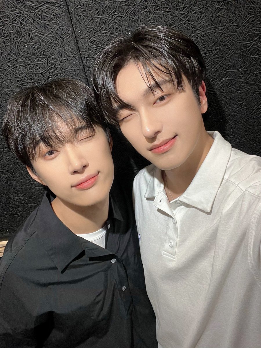 [📸]

오늘도 어김없이 울려버린
과몰입스쿨 종소리가 서운한 포엑 🥺

종소리에 또 한번 힝구가 된
쟌디와 셉디도 서운하다 💦

#OMEGA_X #오메가엑스 
<a href="/ox_crew/">X의 과몰입</a>