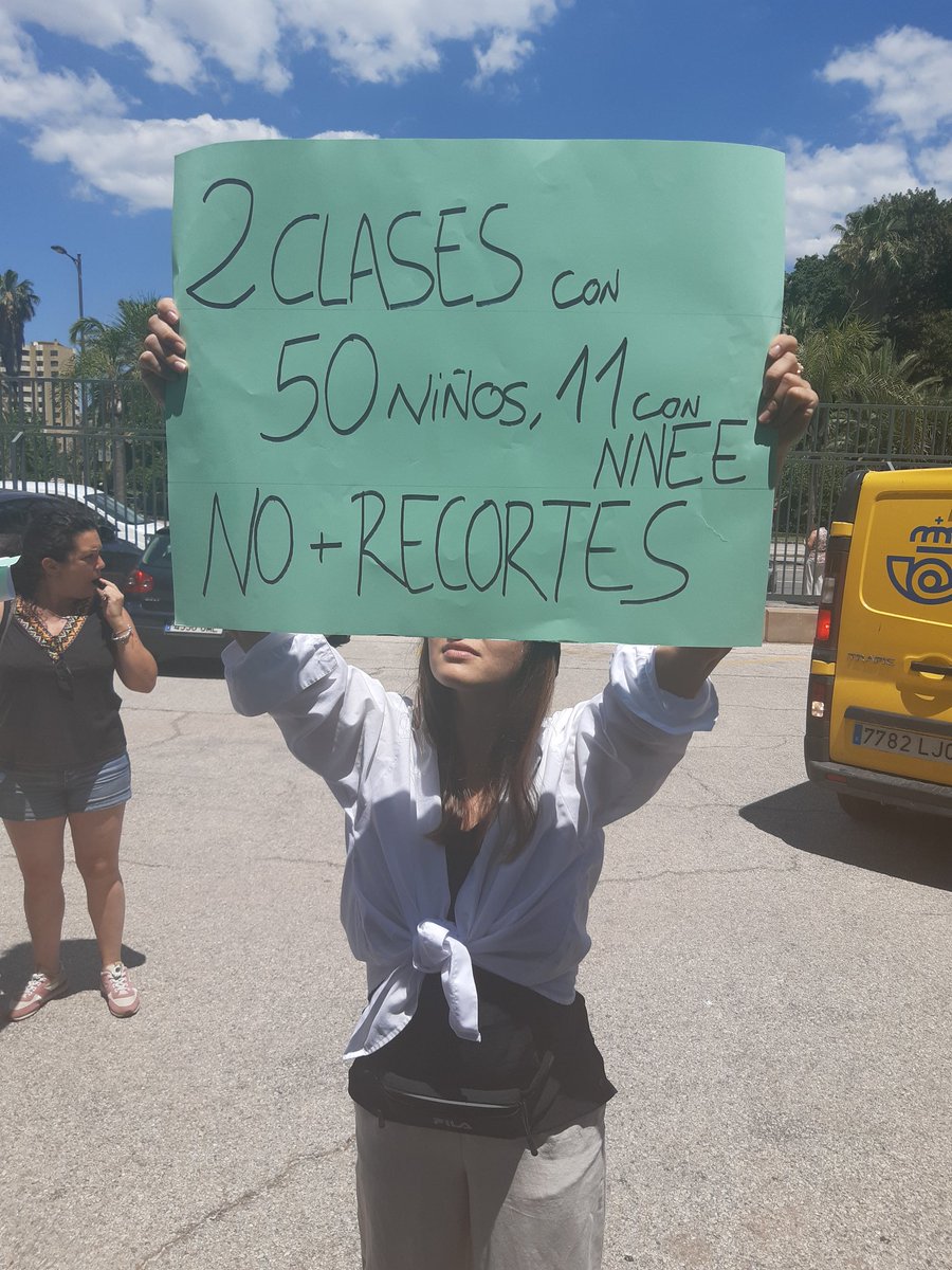 CCOOEnseMalaga's tweet photo. Hoy apoyamos a las familias del CEIP Antonio Machado que denuncian la falta de profesorado especialista porque @EducaAnd no hace desdobles, aumentan las ratios y hacina a niños/as en los colegios públicos. https://t.co/6GIC7K3SCt