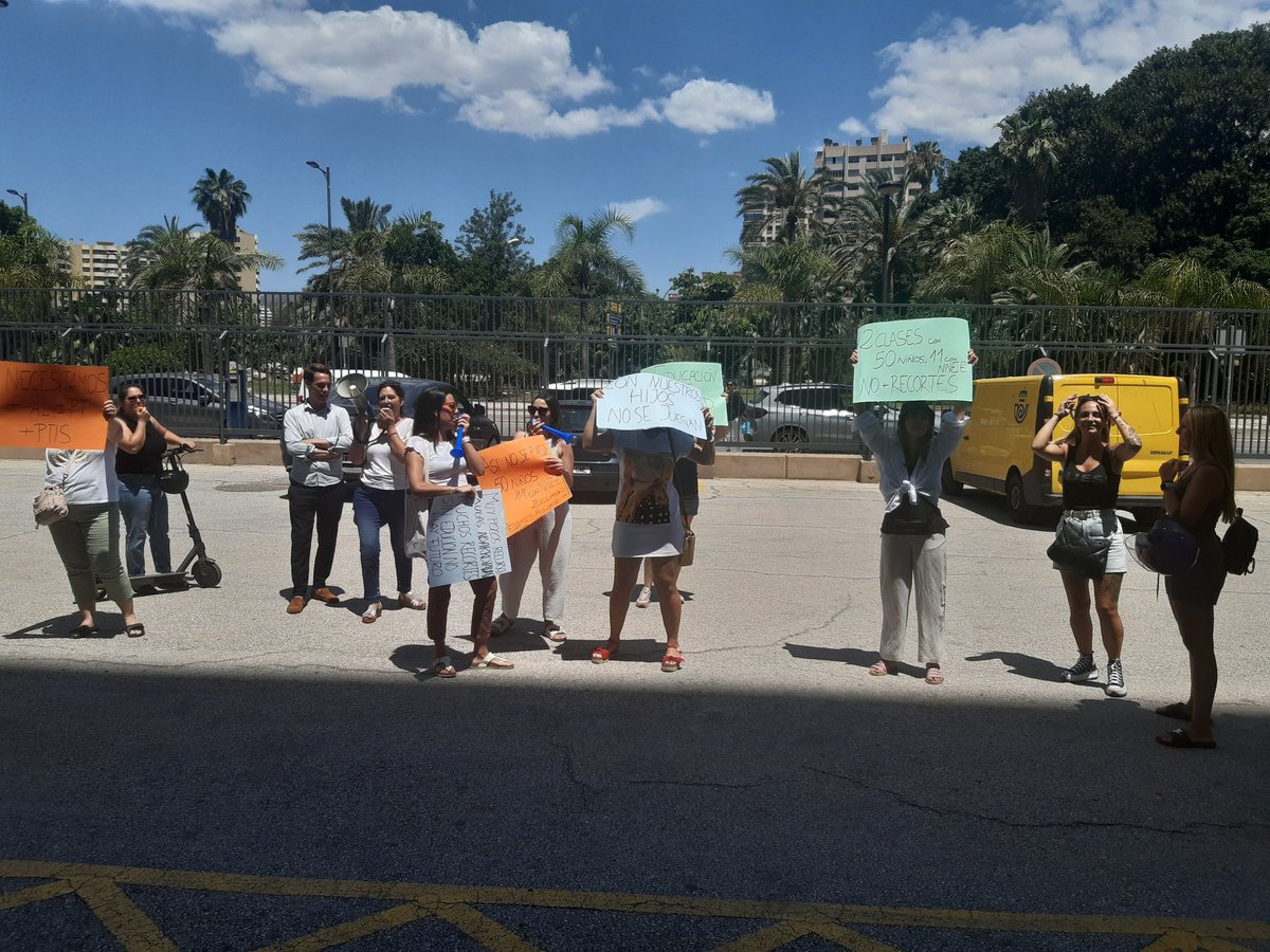 CCOOEnseMalaga's tweet photo. Hoy apoyamos a las familias del CEIP Antonio Machado que denuncian la falta de profesorado especialista porque @EducaAnd no hace desdobles, aumentan las ratios y hacina a niños/as en los colegios públicos. https://t.co/6GIC7K3SCt