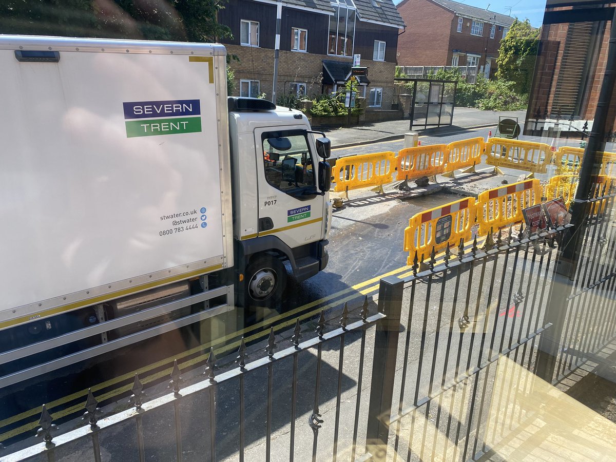 FearnsofCarlton's tweet photo. @stwater How’s your emissions policy looking?? This lorry has been sat on Carlton hill for nearly 4 hours, engine running, lads sat inside, whilst 1000s of litres of water pour from the hole your lads are watching!! #hosepipebansoon #emissions #shitshow https://t.co/0l1nFIn2tx