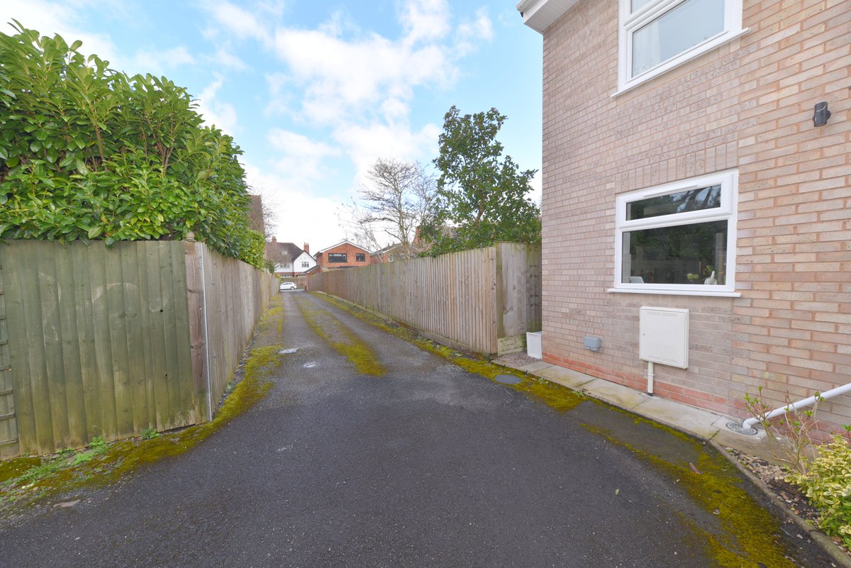 EnglandsEstates's tweet photo. If you're looking for a modern, secluded residence in the heart of Harborne, this house at The Whatecroft could be the property for you.

Call or text us now!
📞 Call 0121 427 1974
📱 WhatsApp 07309 894 103 https://t.co/Djg4RFVPvX
