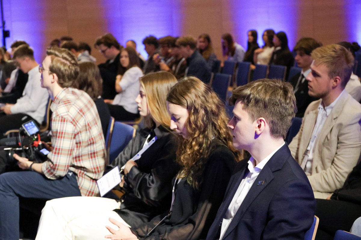 KatowickaSSE's tweet image. 💬- "Młodzi, zdolni ludzi powinni angażować się w działalność społeczną i biznesową. Wnoszą nową jakość, inne postrzeganie świata, powiew świeżości" - mówił w swoim #keynotespeech w trakcie "Akcji Inspiracji" w #MCKKatowice, dr @MichalekJanusz.