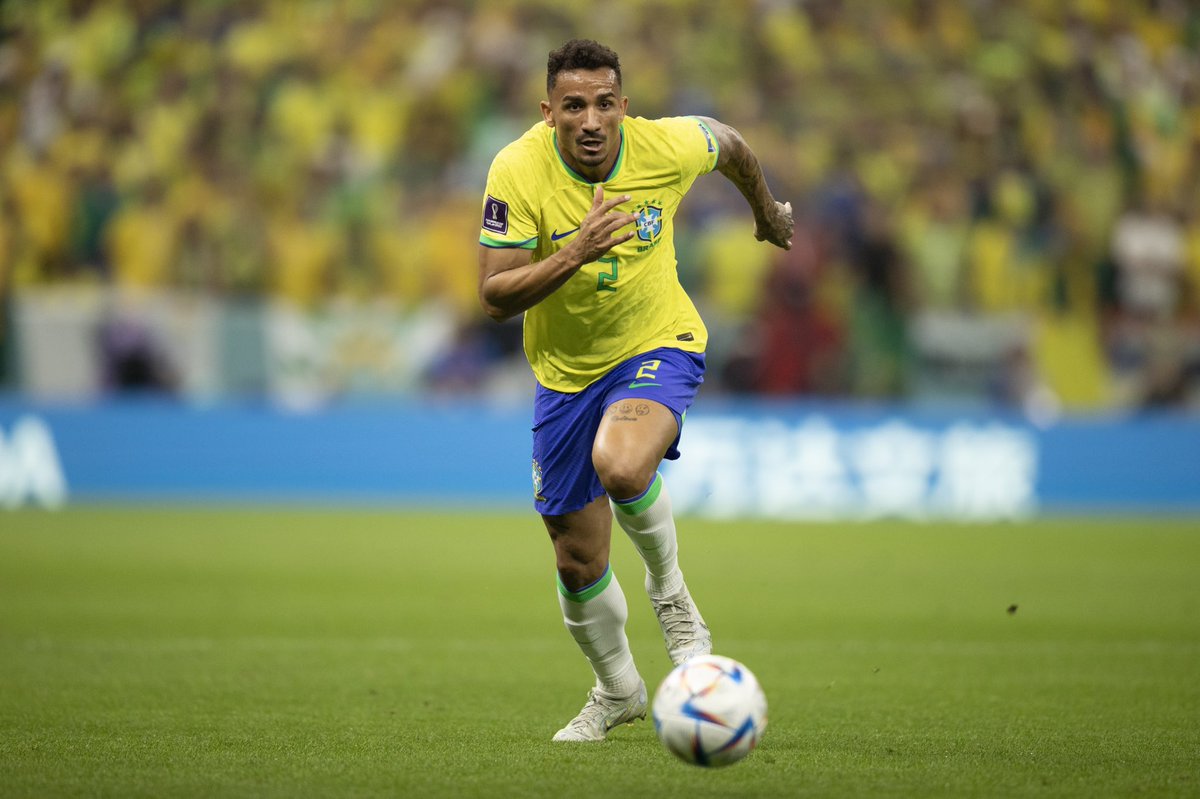 futebol_info's tweet photo. Em entrevista ao @geglobo, Danilo diz que jogadores da Seleção Brasileira deveriam ser consultados pela CBF antes da escolha do novo treinador:

"O que eu vou responder não é muito aceito pela comunidade do futebol brasileiro, mas sim. Seria a coisa mais inteligente a se fazer. É um grupo sólido, de muitos anos. É claro que você não vai perguntar um jogador por um. A palavra final sempre será do presidente, mas é importante ouvir os jogadores, porque são eles que vão estar em campo, eles que vão estar diariamente tentando fazer esse elo e essa união para tornar a Seleção Brasileira mais forte."

"Não seria uma coisa de outro mundo ter esse tipo de conversa. Até porque a Seleção Brasileira é um campo muito rico, com jogadores de todo o mundo. Se pegar um pouquinho da experiência de cada um consegue montar o estereótipo do treinador que vai melhor representar a Seleção Brasileira. Eu não tenho problema em falar isso, até porque falei para renovar a lateral direita sendo lateral-direito. Então, seria muito inteligente ouvir os jogadores nesse caso."

🗞 @geglobo
📸 Lucas Figueiredo/CBF