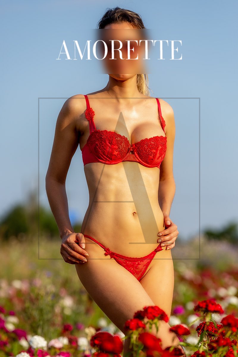 AGC_Premium's tweet photo. We ❤️ all kind of flowers 🌺 and models. #blondes #brunettes #redheads #shootingdays #summerfun #agencylife #dreamteam https://t.co/9Kt4o0M2il
