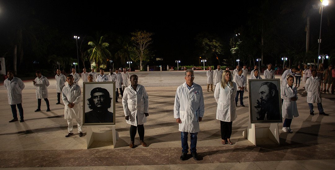 Los profesionales cubanos de la Salud, #ComoElChe, ponen sus conocimientos no solo al servicio de la Revolución y de nuestro pueblo, sino que han internacionalizado nuestra medicina⚕️ llevando amor,  esperanzas y defendiendo la vida en otros lugares del mundo🌎.
#CubaPorLaVida 🇨🇺