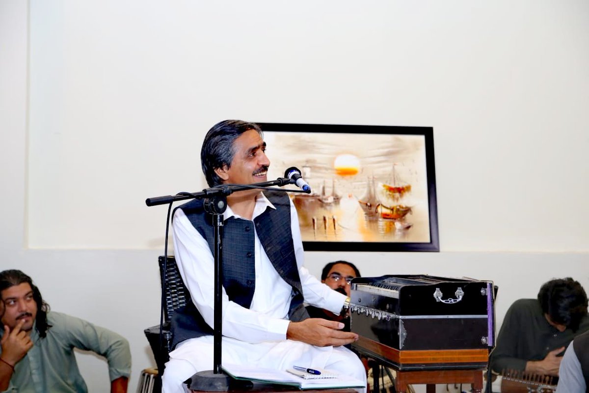 TuriNaeem's tweet photo. ټولې دنيا ته مې د ېو سړي صفت کړې دې

 ما په ېو څو ورځو کې څومره محبت کړې دې

صاحب شاه صابر صېب ارواښاد

 ګران سايل صېب ،منظور پشتېن https://t.co/wPm3rBhvZd