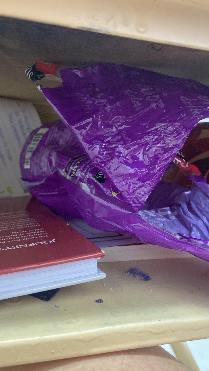 estoy desayunando en clase por?