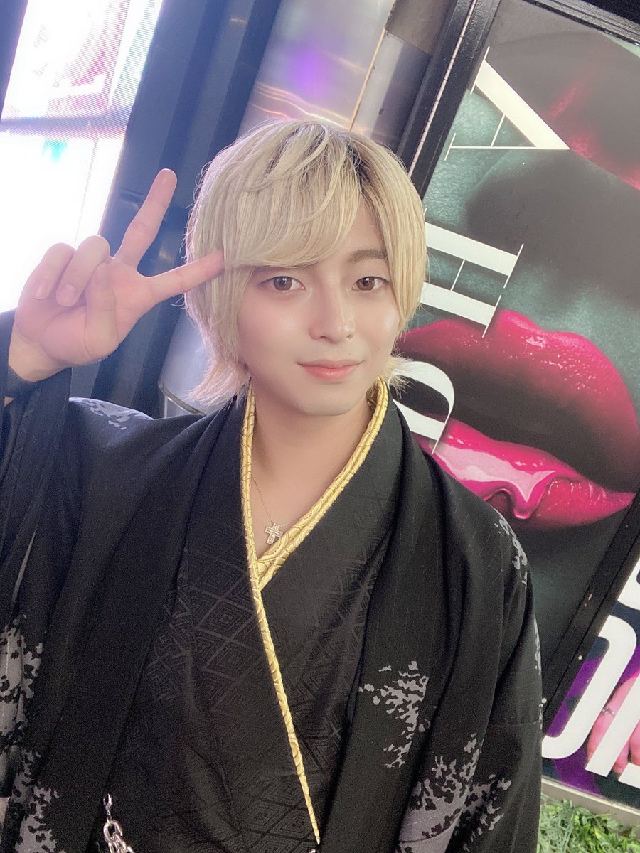 Alan_ichinose's tweet photo. 昨日はお店の周年イベントで袴きた！
今まで黒の袴一回も着たことなかったけど意外と似合ってる？？💕 https://t.co/r74Wqr5Dkm
