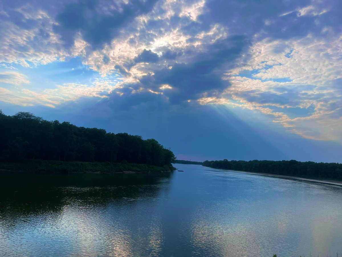 Amandaisout's tweet photo. It’s hard to capture the true beauty of the River
#CedarRiver #clouds https://t.co/4wU4hofsPb