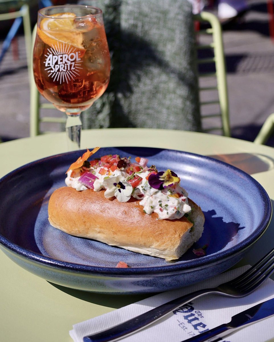 Dalkey Delights ☀️ Savoring the Sun, Lobster Rolls and Aperol Spritz on the terrace in The Queens Dalkey!

#thequeensdalkey #terrace #alfrescodining #lobsterroll #aperolspritz #dalkey