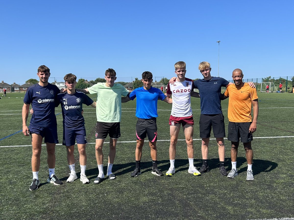 davemendonca1's tweet photo. Decent 7  side team doing bits this morning. 5 defenders, 1 midfielder and 1 striker. No goals going in against this mob ✋🏽 🔥 8k running session @statsports #mendurance #preseason https://t.co/iTATqq6378