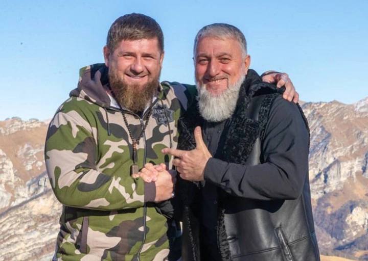 🇷🇺😄 Roman Venevitin, le commandant de la 72e brigade de la Fédération de #Russie, qui avait déjà été capturé par #Wagner puis relâché, affirme que c'est #Prigojine qui a donné aux Ukrainiens les informations sur la localisation des troupes de #Kadyrov.
1/

#Ukraine