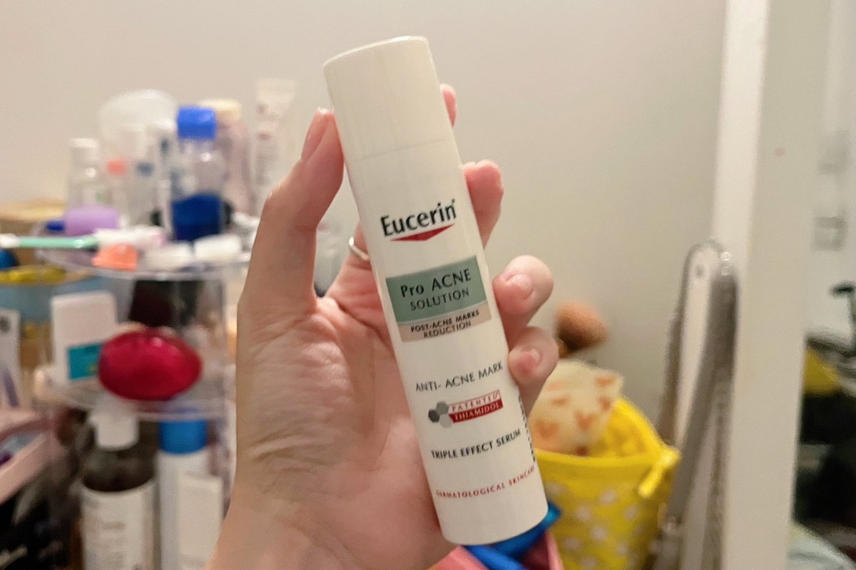 PJSahutsaya's tweet photo. ขอมาป้ายยาตัวนี้หน่อยเถอะ ANTI-ACNE MARK เซรั่มลดสิวของ Euecrin มันดีมากเว้ยยย คือเราเป็นสิวเหมือนแพ้อะไรสักอย่าง แต่พอได้ลองใช้ตัวนี้ค���อทั้งสิวและรอยสิวคือหายว้าบผิวดีมาก ชอบ #ดีบอกต่อ ซื้อได้เลยที่ https://t.co/yYsIv8yVur https://t.co/1hgrzW0m1r