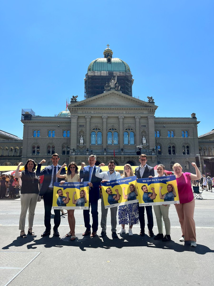 JungfreisinnBE's tweet photo. Gemeinsam mit @ThierryBurkart, Hans Wicki, @andrisilber, Anna Giacometti und einigen Berner Jungfreisinnigen setzten @laura_bircher und @oli_duerr heute auf dem Bundesplatz ein Zeichen für mehr Zusammenarbeit und weniger Polemik zwischen den Geschlechtern. #14juni https://t.co/pQpvNJcT7Y