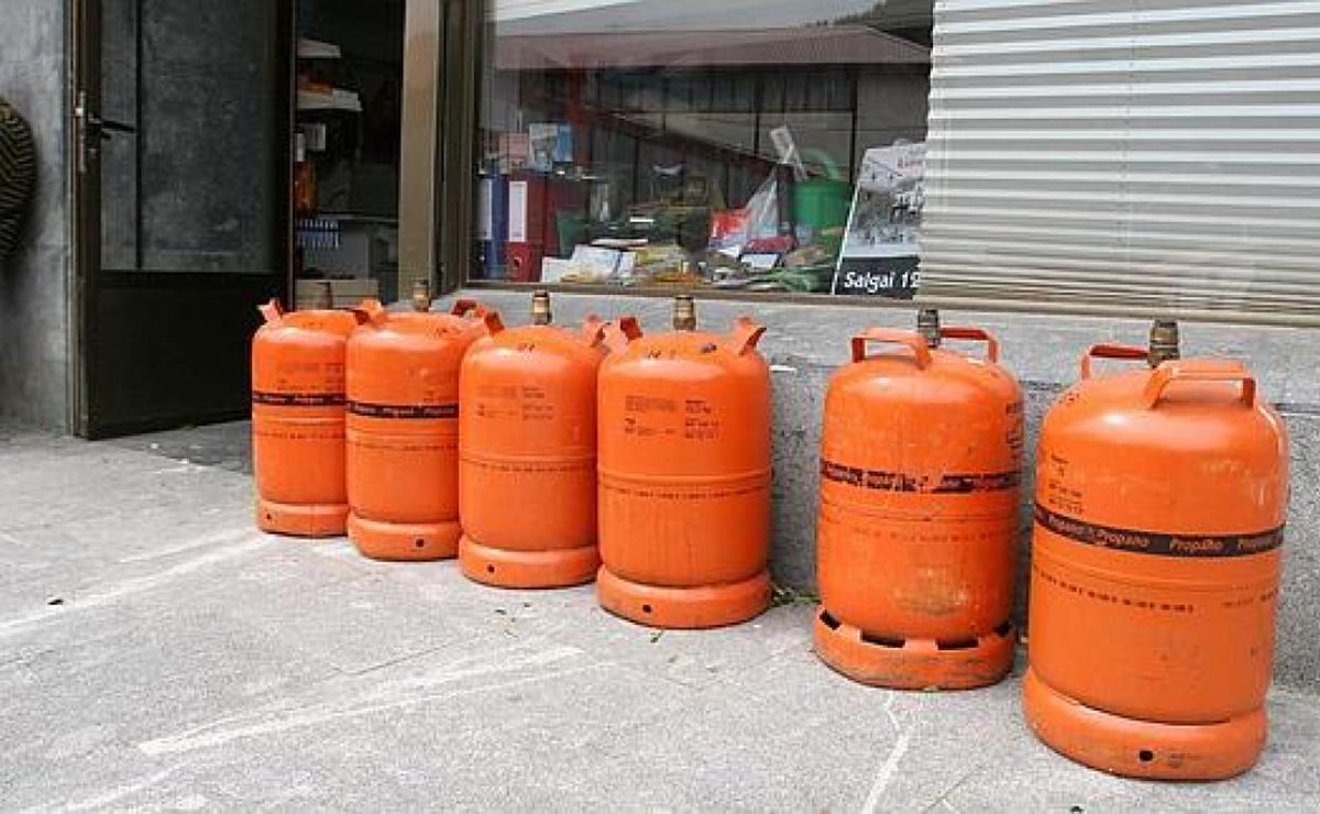 Parrobot7's tweet image. Oye tu @_biyin_ ábreme ya que llevo 2 horas esperando abajo 14 de junio con 33 grados para que cojones quieres tanto gas????