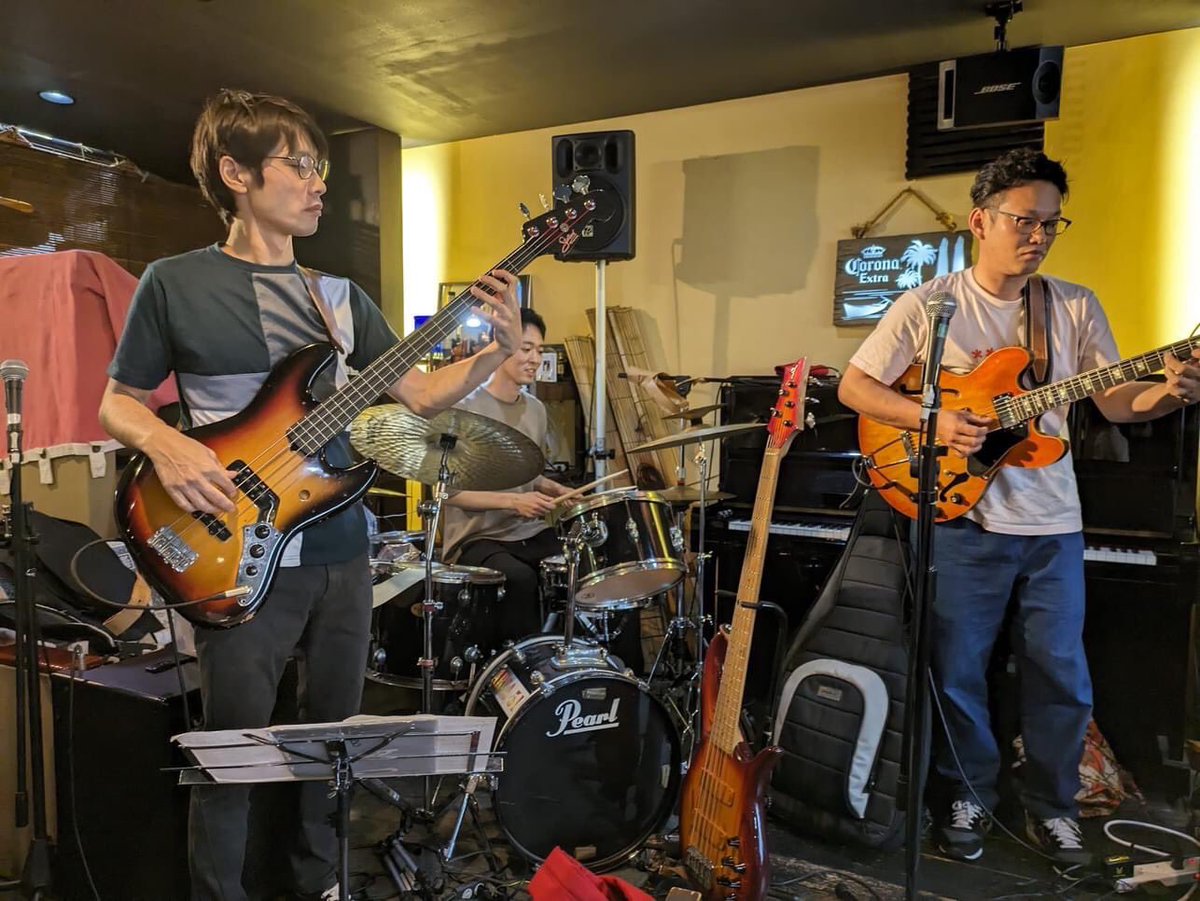 TheRubatos's tweet photo. 先日の枚方宿ジャズストリートお疲れ様でした！👏

立ち見が出るほどの満員御礼であっと言う間の45分でした。。

僕たちの後ろで演奏を控えていた畑ひろしさんデュオのお陰かもしれません😆

ありがとうございました！
写真くださった方もありがとうございます。

#枚方宿ジャズストリート
#ルバーツ https://t.co/HW2JCvmtGM