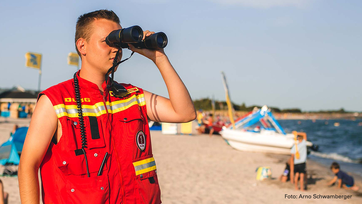 Der Sommer ist da und lockt zahlreiche Menschen ans Wasser. Leider endete das nasse Vergnügen bereits zu oft in einer Tragödie: Allein vergangenes Wochenende ertranken mindestens sechs Menschen.
Unser Appell: Geht nur an bewachten Badestellen schwimmen! ▶️dlrg.de/news/news-deta…