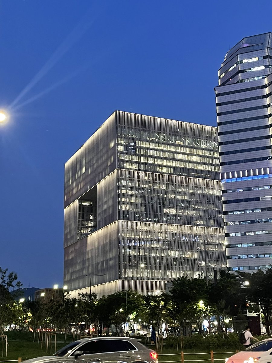 keepkeepon's tweet image. 해 질 녘에 보니 내부 불빛이 보여서 그런가 아모레퍼시픽 건물 더 멋있다. 반짝반짝