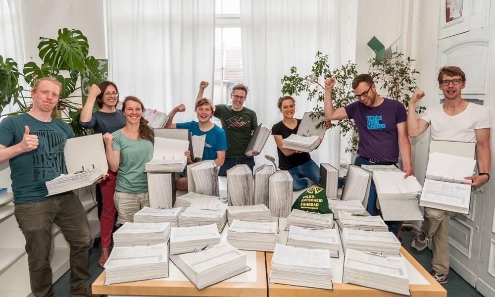 Heute vor 7 Jahren hat der <a href="/radentscheid/">Volksentscheid Fahrrad</a> Berlin über 100.000 in dreieinhalb Wochen gesammelte Unterschriften für mehr und bessere Radwege präsentiert. Schon damals wollten wir von der Initiative „Volksentscheid Fahrrad“ ... (1/2)