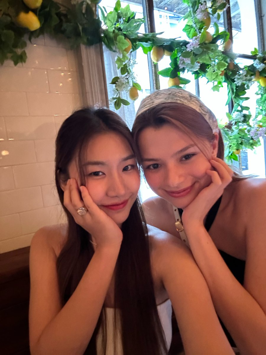 irinning's tweet photo. Nothing change 💓💓 #gummybear @AngelssBecky https://t.co/Q0UKFTEWPb
